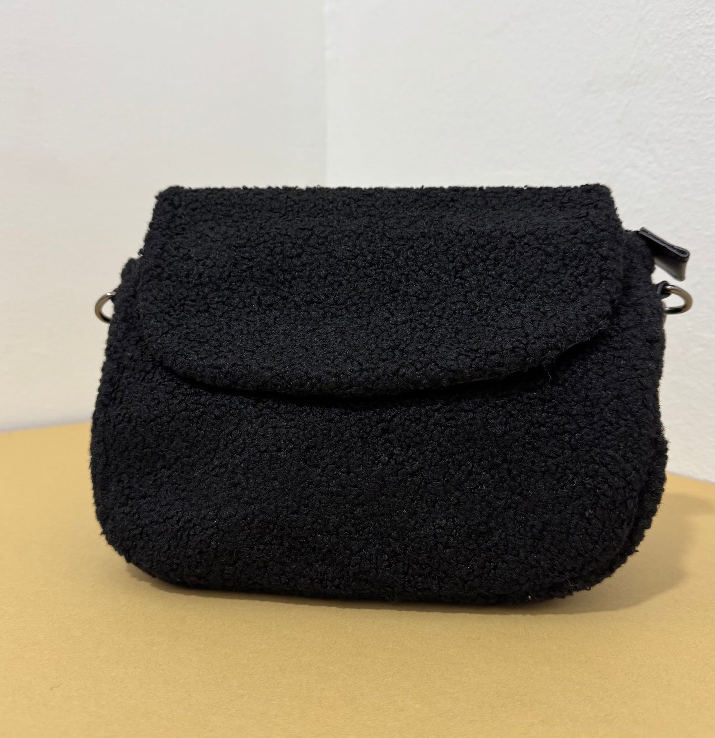 Borsa peluche con manico a treccia