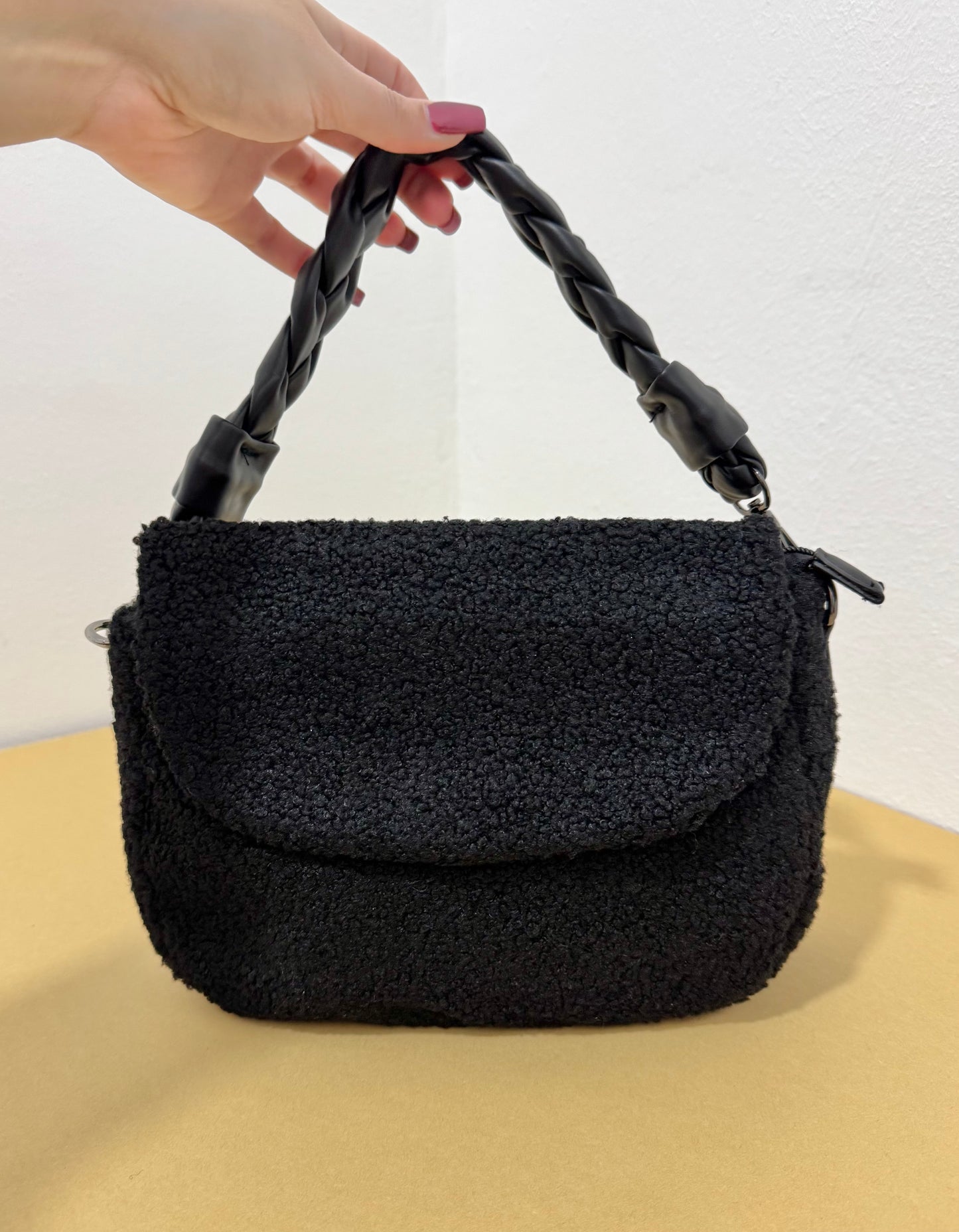 Borsa peluche con manico a treccia