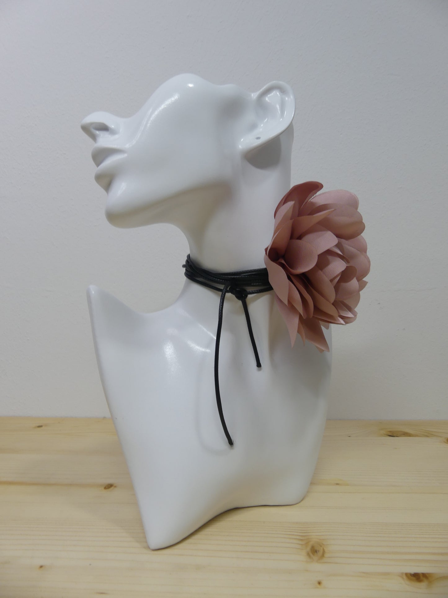 Choker Elegante con Fiore